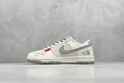 400 現貨 终端放店 Xc版 Nk Sb Dunk Low 北面联名 米灰红标 周年高端定制 低帮休闲板鞋 #定制鞋盒 大厂纯原品质出货 超高清洁度 皮料切割