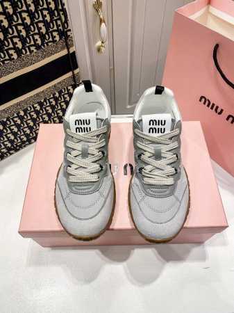 出厂： Miumiu 2025春夏新款德训鞋火火来袭上脚舒适度拉满 好看好穿又轻便 随意搭配 筒约又高级，大胆前卫的设计，Miu Miu风格融于此款厚底帆布运动 - 点击图像关闭