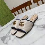 Gucci 古奇 方头粗跟一字凉拖鞋，经典马鞍扣搭配，一贯的时尚.简约.大气.百搭 鞋面粒面羊皮 刺绣牛仔布羊皮滚边，里垫为水染羊皮，真皮大底，原版开发五金饰扣