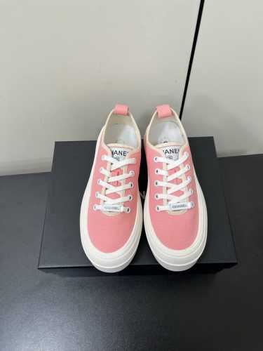 Chanel 香奈儿隐藏中古款帆布鞋Vintage感满满，中古复刻款get啦～帆布鞋适配春夏，黑白拼接就很Chanel。配合袜子就很复古学院的感觉。鞋面：帆布大