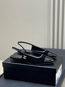 Chanel 经典Slingback 升级存在版 最新升级版本，专柜款在鞋面线条以及细微处有调整的，但凡经典款一般都确实是不断在优化的一个过程！ 咱这次是参照的