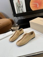 品 牌：Lemaire2025ss一双超级舒服的德比鞋对lemaire的德比鞋一见钟情，念念不忘必有回响。出了经典黑白色又出了这个米黄色。做了攻略说要买大一点，