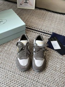 prada 普拉达 2025Ss新款 三角标德训鞋滑板鞋休闲运动鞋 顶级版本原版购入开发做货 这款普拉达运动鞋时尚简洁，展现出面料：原版进口头层牛京 内里：柔软