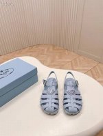 Prada 普拉达2024春夏新款凉鞋系列 经典三角扣猪笼凉鞋 经典升级 舒适度与时髦度并存 圆头设计搭配不同风格需求 鞋面：原版定制材质切割 羊皮 垫脚 大底