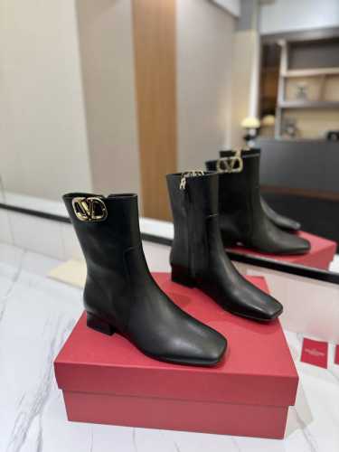 VALENTINO GARAVANIVLOGO TYPE ROSSO红V标志靴子 -钯金色调VLOGO TYPE镂空装饰 -侧面拉链开合 -V专柜最新款 顶级