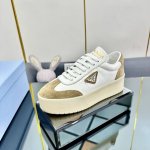 380新款Prada 普拉达 专柜同步上市。原版开模防滑大底，精美线条、简约大气，上脚感超级舒适上档次、休闲旅游。小萝莉的福利来了，增高厚底鞋。 码数:35-4