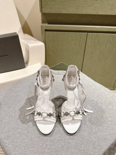 升级版 巴黎世家 Balenca*A 新款五金钻扣凉鞋系列！这款鞋型是淑女尖头单鞋上脚美爆又百搭 Ins爆款 原版购入开模，定制鞋面原版牛皮私膜定制钻扣五金扣，
