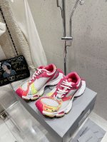 情侣款 Balenciaga巴黎世家最新订书机 老爹鞋 情侣款 休闲这双鞋特点可以用三个关键词概括：复古，阔型，老爹鞋 配送专柜精美包装 面料：原版定制进口科技