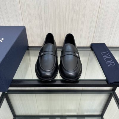 granville 乐福鞋。采用黑色光滑牛皮革制作，鞋跟处镌刻以品牌标志。 Size 39-40-41-42-43-44