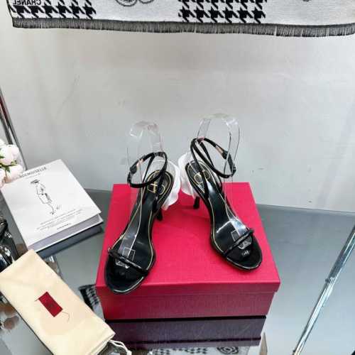 王炸款 顶级版本 Valentino.2024s 夏季新款华伦天奴ABS烤漆花朵点缀高跟凉鞋系列 上图必炸 专柜最新系列 最高版本 细节完美 非常亮眼的走秀系列