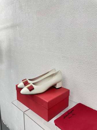 小羊皮 舒适 拼色 平底蝴蝶结 经典五金扣件 鎏金工艺 Ferragamo 米白 24 菲拉格慕 平底鞋拖鞋 今期高频曝光 人对Fam刮目相看加上各路明星 更加 - 点击图像关闭