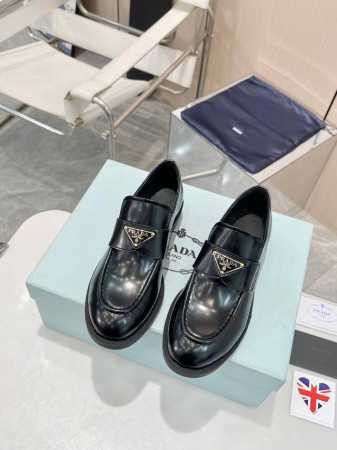 顶级版本Prada2054最新款普拉达新款一脚蹬乐福鞋！真的是经典啊！ 顶奢潮流风范，演绎都市精英 设计彰显功能性与科技感 新颖压花橡胶三角形徽标展现品牌标志性 - 点击图像关闭