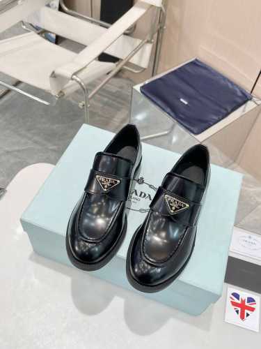 顶级版本Prada2054最新款普拉达新款一脚蹬乐福鞋！真的是经典啊！ 顶奢潮流风范，演绎都市精英 设计彰显功能性与科技感 新颖压花橡胶三角形徽标展现品牌标志性