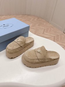 最新系列！Prada 普拉达2025春夏新款厚底凉鞋 三角扣面包包头半拖鞋 最新走秀系列 经典升级 舒适度与时髦度并存 每个颜色搭配都好看，设计搭配不同风格需求