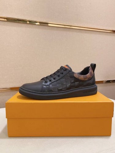 Lv 路易威登。最新潮鞋休闲鞋实体店爆款38-44码。 新品春夏季舒适进口定制原版牛皮，独特提花面料元素设计。搭配羊皮内里，Lv原版底，高端包装高品质细节决定品