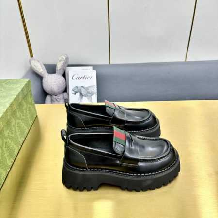 出厂价 2024最新版古琦GUCCI百搭绑带马丁靴，方便穿脱‘品牌织带拼色搭配 跟高：5cm 面料：牛皮 开边珠 内里 垫脚：羊皮里。 大底是发泡大底材质 颜色 - 点击图像关闭