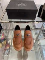 PRADA 普拉达 24ss秋冬走秀款 乐福鞋 太古汇原版购入爆拆复刻 鞋子上脚很轻便，走路舒适度都很赞 运用三角标设计风格值得拥有 鞋型韵味超赞，非常有特色的