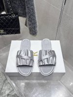 顶级版 therow 2025Ss简约拖鞋 太简约时髦啦 没有一丢丢多余的设计 有一丢高级又简约的感觉其实除了好看以外它的舒适度真的是好穿到舍不得脱下来啦 搭配