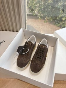 G036所见即所得prad代购级别普拉达春夏新品运动休闲德训鞋运动板鞋皮革运动鞋让整双鞋轻便舒适 鲜艳色彩 满足不同风格时髦人士的多种选择，每一个设计元素都踩在