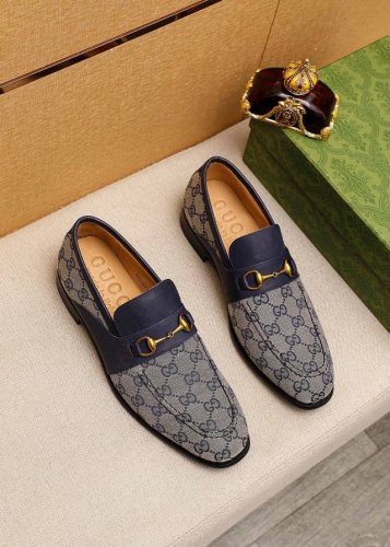 商品商标：GUCCI 古驰 休闲皮鞋 正码码数: 38-44 45.46.47订制 商品材料：精选 进口头层布料鞋面+原版五金扣，进口牛皮内里。强烈立体视觉效果