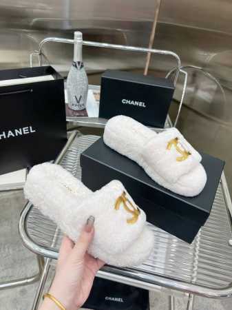 出厂价 CHANE* ｜小香经典双C厚底毛毛拖鞋 “抢先穿”系列 行走的羊咩咩毛茸茸的实在是太可爱太舒服啦！简洁、精美风格的小香是很多女孩的心头好上脚美炸了 采 - 点击图像关闭