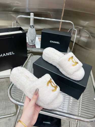 出厂价 CHANE* ｜小香经典双C厚底毛毛拖鞋 “抢先穿”系列 行走的羊咩咩毛茸茸的实在是太可爱太舒服啦！简洁、精美风格的小香是很多女孩的心头好上脚美炸了 采