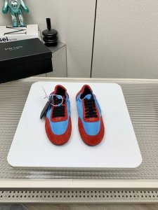 出厂 高版本 Prada 普拉达 25 早春 走秀 休闲 阿甘 德训鞋 出镜率很高的就是这款德训鞋 外形是像芭蕾舞鞋一样的跑鞋，柔软的皮质加上Prada 专属尼