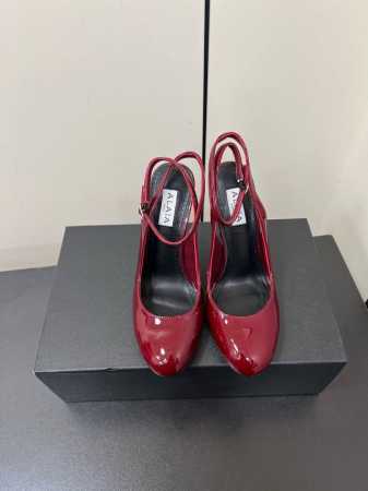 Alaia 2025 ｜小众新品爱心脚环扣带凉鞋 宝子们爱心透明高跟凉拖简直太可爱啦 透明的材质加上爱心鞋头设计 少女心满满呀 高度也很合适 穿上它走路稳稳的 - 点击图像关闭