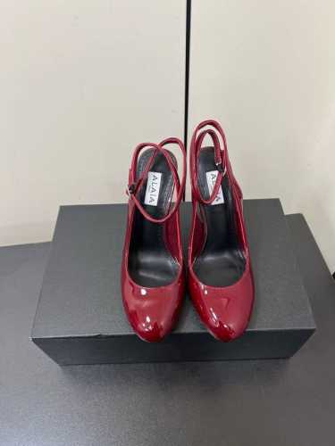 Alaia 2025 ｜小众新品爱心脚环扣带凉鞋 宝子们爱心透明高跟凉拖简直太可爱啦 透明的材质加上爱心鞋头设计 少女心满满呀 高度也很合适 穿上它走路稳稳的