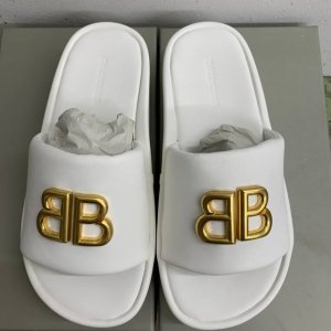 橙子出厂价p balenciaga 巴黎世家 春夏新款 Bb扣厚底面包拖鞋 金属双B拖鞋 一如既往的时尚 时装博主与欧美明星大爱款 时尚却不过分张扬 鞋面牛皮搭