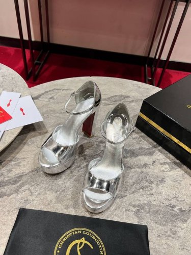 大水台 凉鞋 W. sandaloo凉鞋敞开脚趾 优雅地露出脚部 这款由Maison Christian Louboutin设计的平台凉鞋配有纤细的踝带 并配有