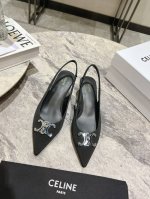 布面 Celine 早春银色凯旋门系列 思琳新款银色尖头高跟鞋 矮跟凯旋门鞋稀有的银色系列 好精致呀银色的凯旋门很低调黑色绝了，搭配小裙子牛仔裤都很不戳 你可以