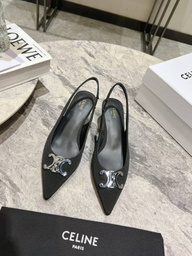 布面 Celine 早春银色凯旋门系列 思琳新款银色尖头高跟鞋 矮跟凯旋门鞋稀有的银色系列 好精致呀银色的凯旋门很低调黑色绝了，搭配小裙子牛仔裤都很不戳 你可以