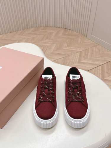 加新色 对版工艺 Miumiu 2025春夏新款 厚底饼干鞋 满帮单鞋半拖最新走秀款，经典升级 舒适度与时髦度并存 每个颜色搭配都好看，设计搭配不同风格需求 鞋