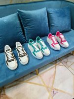 本款 Time Out 运动鞋取材光滑牛皮革，以金属质感皮革勾勒鞋后。Monogram 花卉、Lv 铭纹心形装饰和路易威登标识依次点缀鞋面，搭配加厚外底，为经典