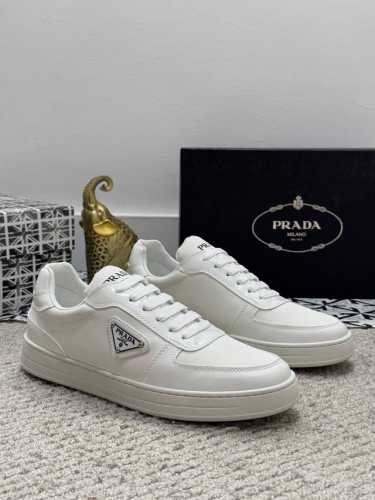 出厂价P 实价 高端精品-普拉达~男鞋官网经典最新款上市了1：1复制，香港专柜同步，走秀同台；全部采用磨砂牛皮进口柔软舒适羊皮内里、特质大底原版1:1防滑耐磨；
