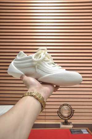 原单最新 MQUEEN 麦昆 情侣款：女35-40，男38-44 官网同步发售！想不出有任何理由不收它！面料采用头层牛皮面 最新材料 ，内里和垫脚是定制同面色的 - 点击图像关闭