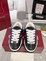 情侣款 Gucci Ace系列饰织带情侣款运动鞋 面包鞋 小白鞋 广受青睐的Ace系列运动鞋持续演绎品牌核心设计美学。在2024秋冬男士系列中，这款低帮鞋型搭配