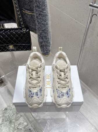 顶级版 Dior迪奥春夏最新款运动休闲鞋、超多明星网红种草、经典的版型设计上迪奥Logo五金点缀、超好看超百搭、上脚非常柔软鞋面进口电绣，内里羊皮里、正品开模T - 点击图像关闭