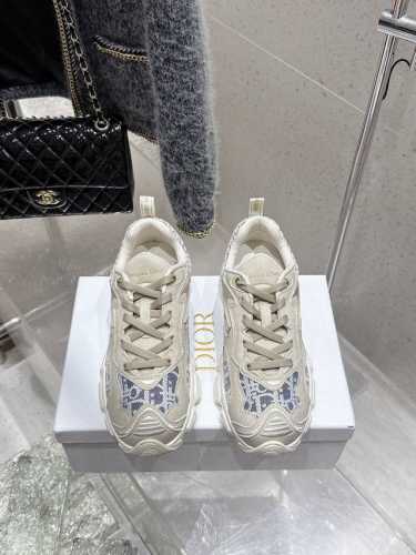顶级版 Dior迪奥春夏最新款运动休闲鞋、超多明星网红种草、经典的版型设计上迪奥Logo五金点缀、超好看超百搭、上脚非常柔软鞋面进口电绣，内里羊皮里、正品开模T