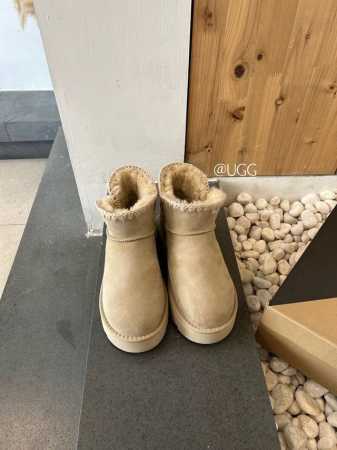 UGG 雪地靴 波浪毛线筒 短筒雪地靴 秋冬阿哥新款系列 原始可爱的外观，隆丰皮毛一体100%原版搭配单毛线 非常的珍贵费时 进口羊毛皮毛一体 保暖舒适加倍呵护 - 点击图像关闭