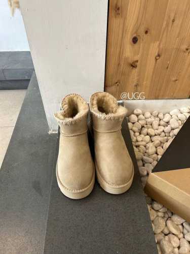 UGG 雪地靴 波浪毛线筒 短筒雪地靴 秋冬阿哥新款系列 原始可爱的外观，隆丰皮毛一体100%原版搭配单毛线 非常的珍贵费时 进口羊毛皮毛一体 保暖舒适加倍呵护