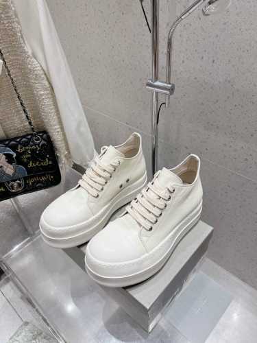 情侣款 Rick Owens 欧文斯绑带休闲鞋运动鞋 小面包可可爱爱又潮潮酷酷 真的是早春的时尚利器呢！穿搭适配度满分 轻松摆脱路人感 皮质也是软呼呼的，用料相