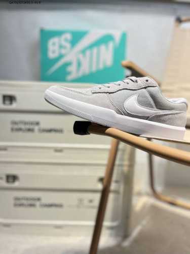 耐克Nike Sb Force 58 运动滑板鞋。这是一款将前沿创新带入街头的单品，它具有硫化杯底，具有出色的耐用性和灵活性。使用柔软皮革和帆布拼接，在饰面上放