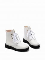 STUART WEITZMAN简称SW 秋冬新品，焕新演绎了经典切尔西靴。休闲的廓形设计搭配奢华的水晶缀饰 每一对鞋子均有200多个水钻配饰，这一组合既迷人又随