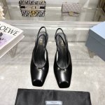 冲量价: P33025年新款上市走秀明星新品时尚潮流 Prada 普拉达 方头高跟方跟粗跟凉鞋后空单鞋。鞋面采用进口牛漆皮，内里垫脚为进口羊皮，意大利注塑真皮大