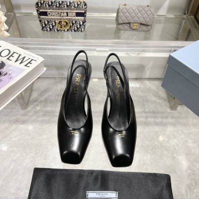 冲量价: P33025年新款上市走秀明星新品时尚潮流 Prada 普拉达 方头高跟方跟粗跟凉鞋后空单鞋。鞋面采用进口牛漆皮，内里垫脚为进口羊皮，意大利注塑真皮大