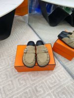 出厂350 Herme* 爱马仕呆萌穆勒半拖勃肯鞋 夏天真的太需要百搭拖鞋了 怎么搭配都好看，随意且高级的感觉 舒适度也很棒，搭配各种彩色袜子，潮爆了 码数：女