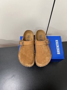 70+10+Birkenstock勃肯鞋 高级牛猄反绒皮鞋面+磨砂皮。牛猄反绒皮垫脚。真空电镀复古五金扣饰。木康发泡橡胶底，防滑耐磨！凸显性感美脚，修腿显瘦，百