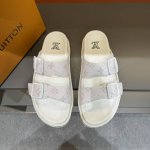 码数38-45LV路易威登 最新款 系列 Oblique 厚底 拖鞋 凉鞋原版购入开发 做货 这款 LV H-Town 凉鞋致敬运动风格经典标识，彰显 LV 的